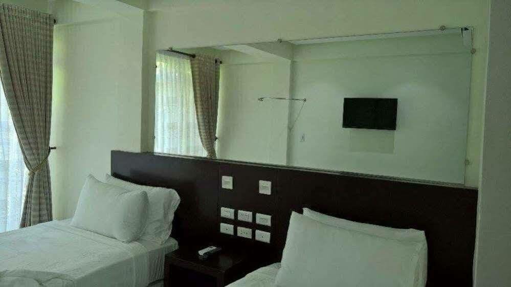 Boracay Midtown Hotel Balabag  Bagian luar foto